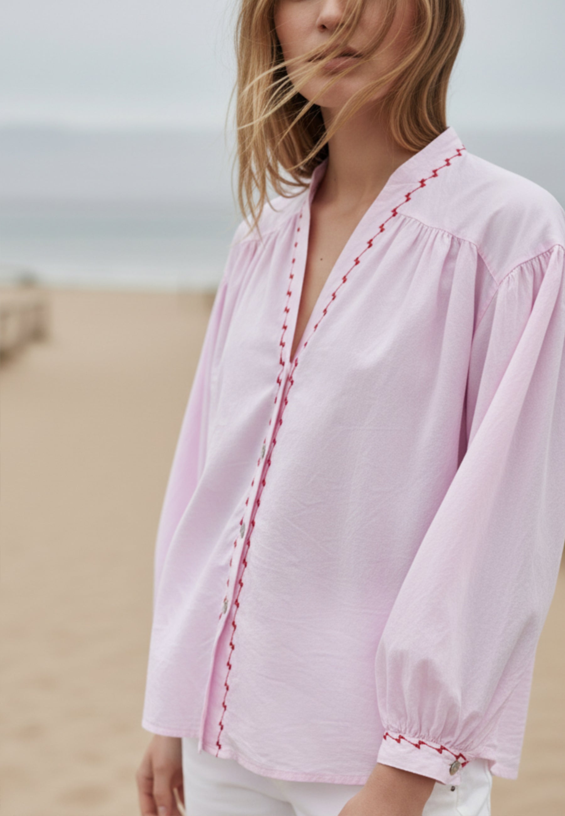 Bluse ROSE REBEL – leichte Baumwollbluse in rosa mit Stickerei