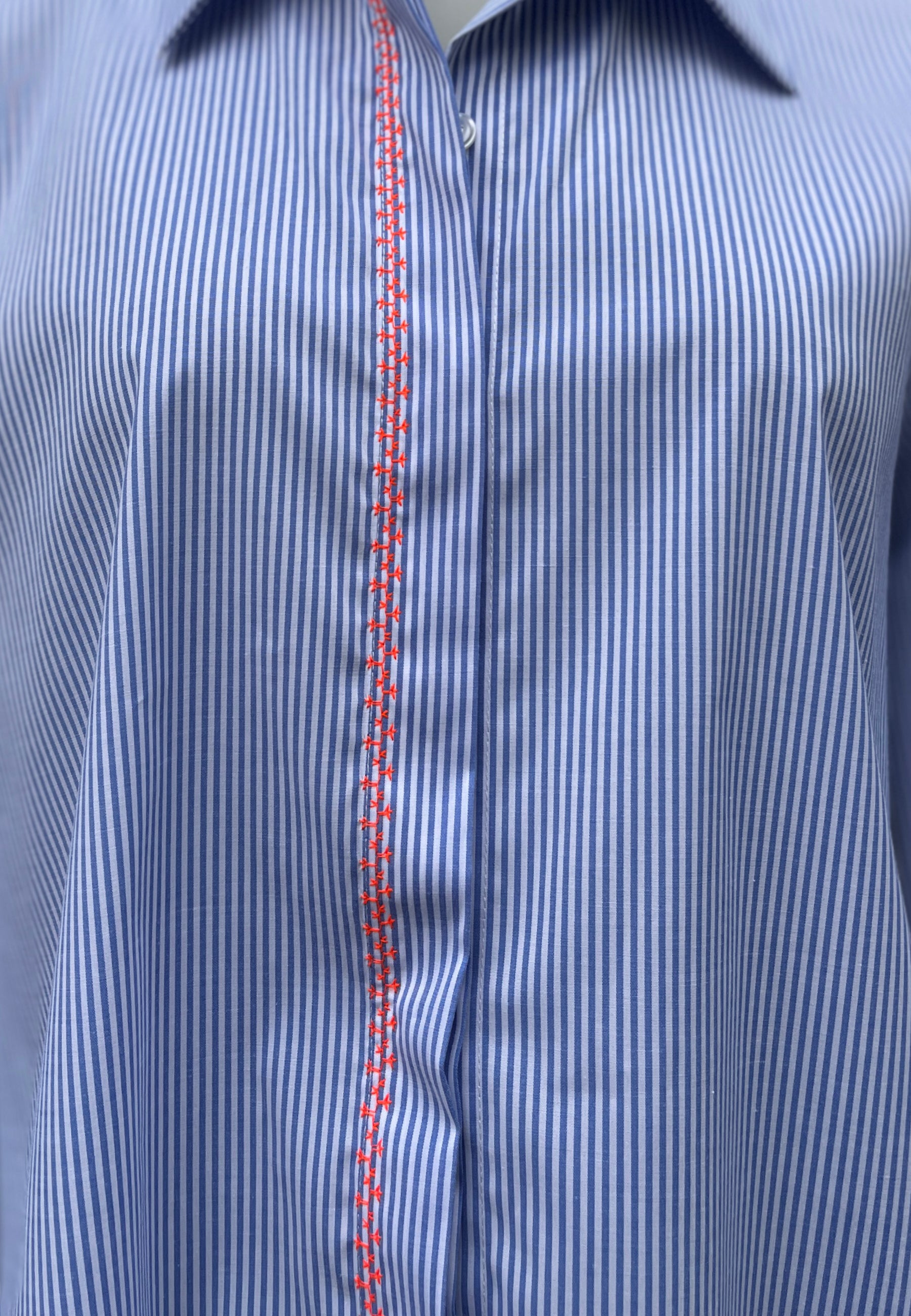 Streifenbluse BLUE EDGE aus reiner Baumwolle mit Stickerei