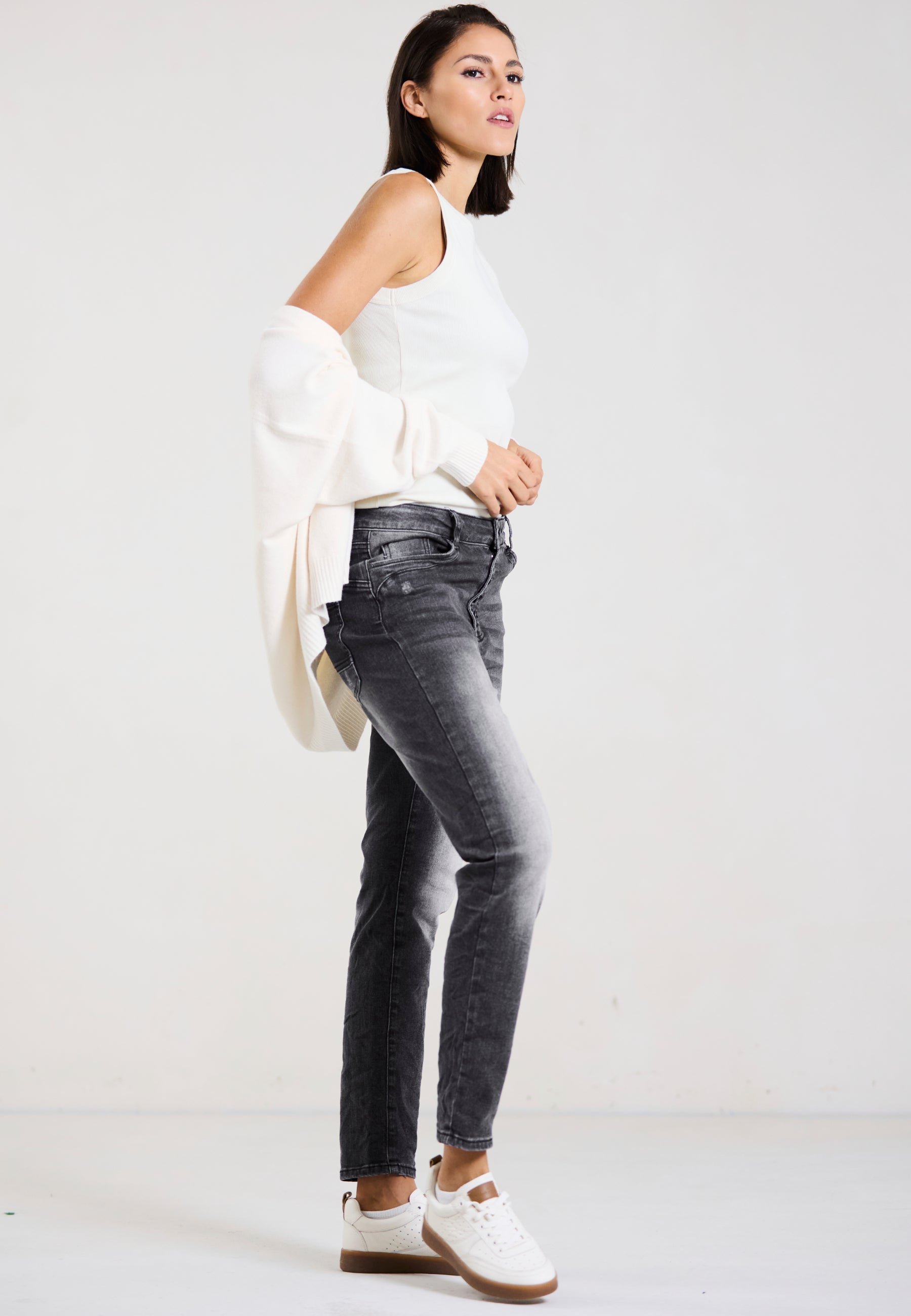 REBEL CUT JEANS