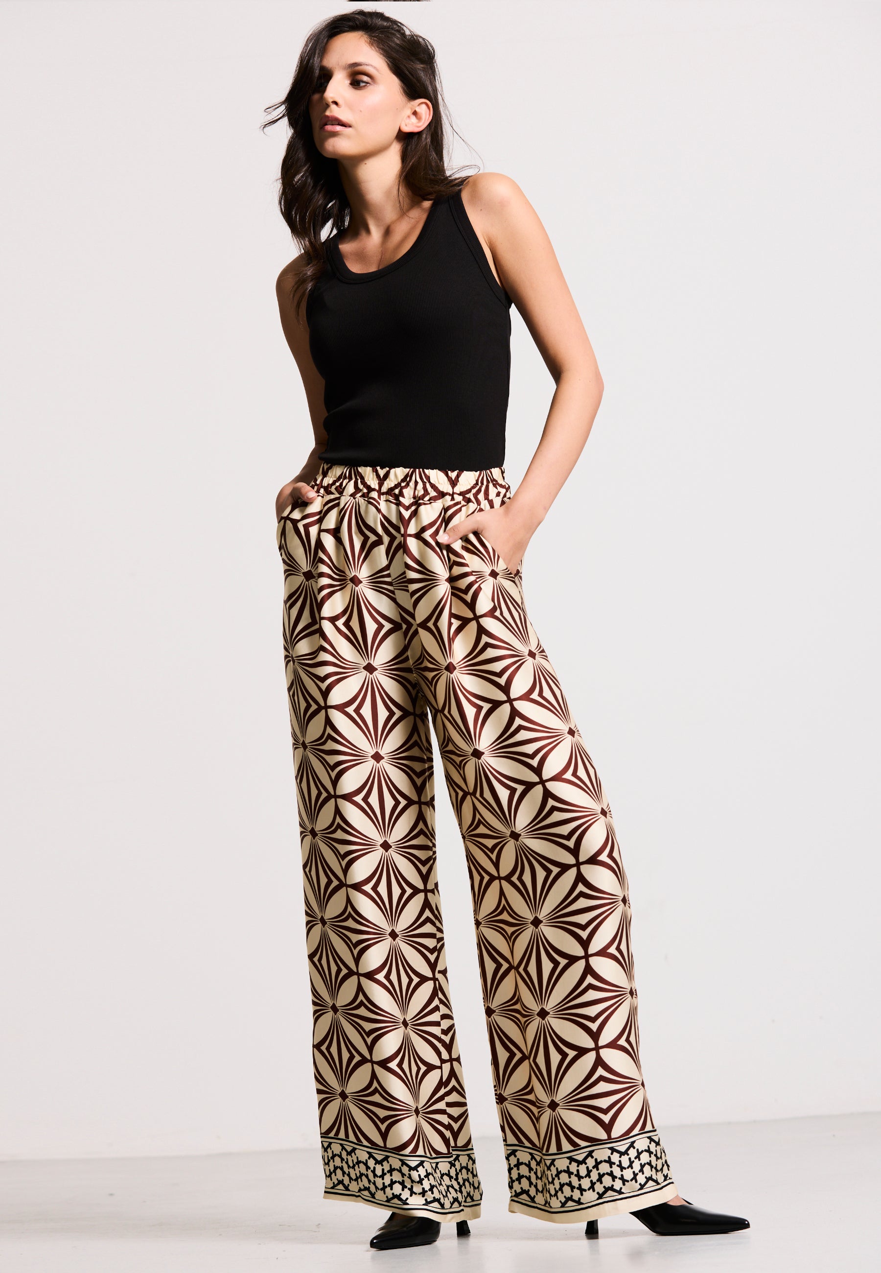 WIDE-LEG PANTS GRAPHIC FLOW