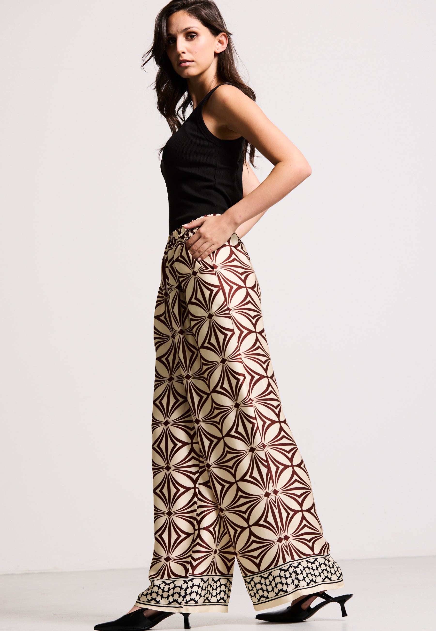 WIDE-LEG PANTS GRAPHIC FLOW