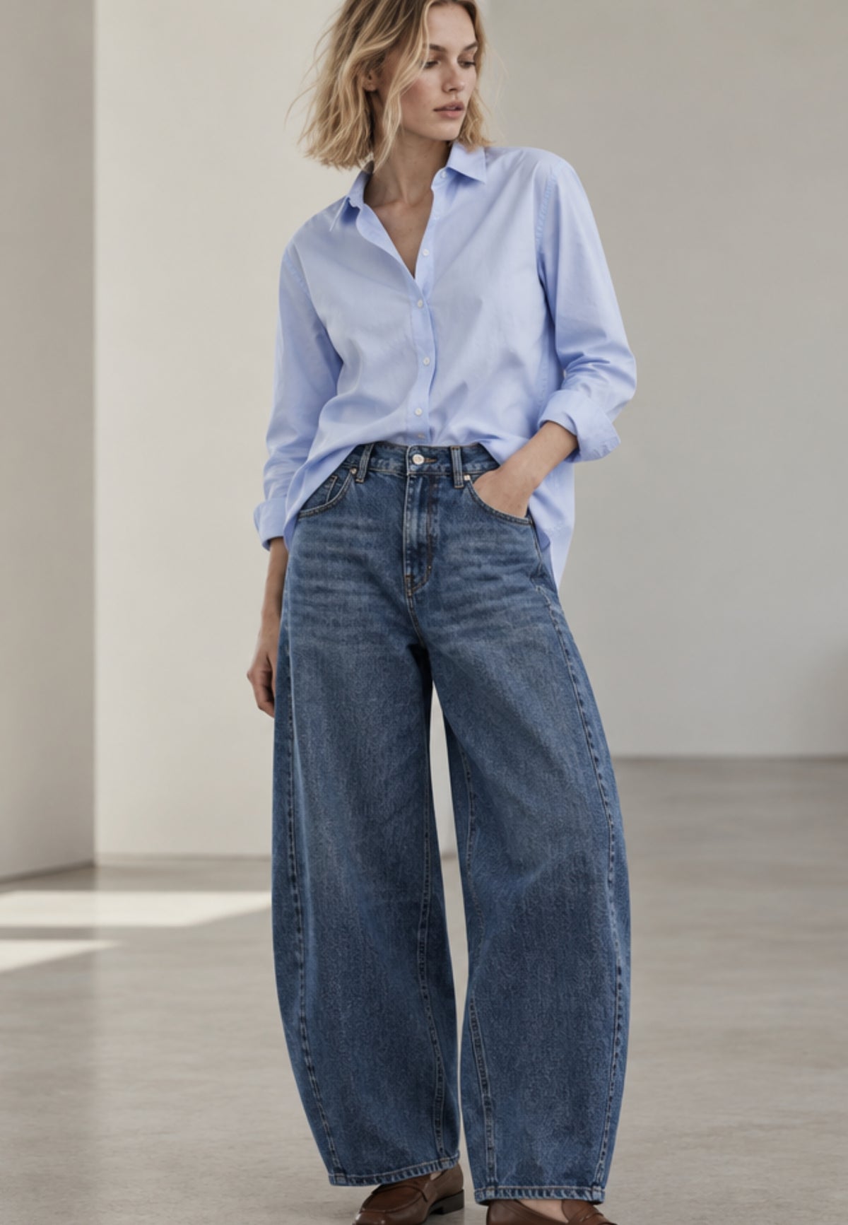 Barrel Jeans BLUE CURVE aus elastischem Denim