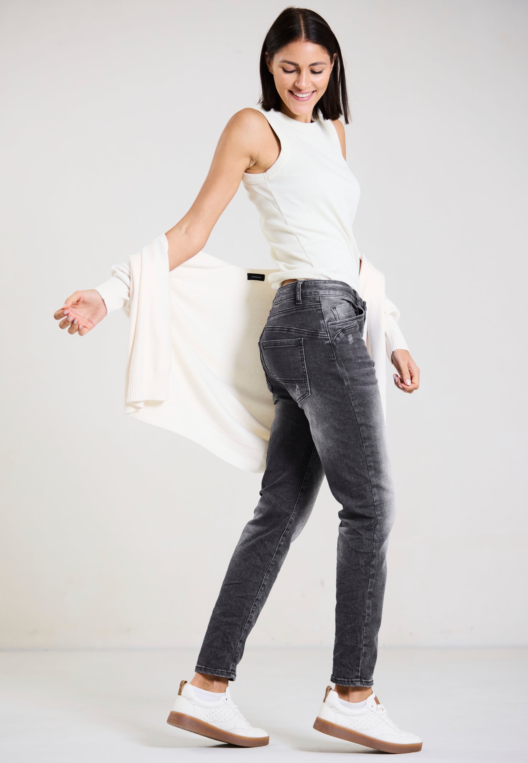 REBEL CUT JEANS